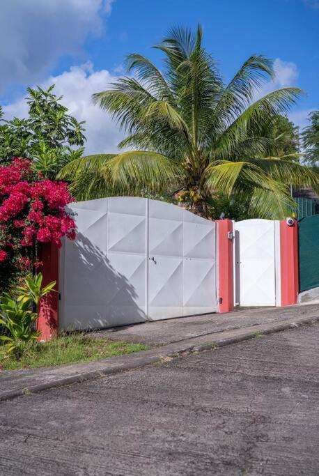 Spacieuse Villa Corossol Avec Piscine Et Jeux Exterieurs Le Gosier  Buitenkant foto